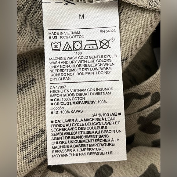 Women’s Old Navy T Shirt Taupe Putty Leopard Print Everywear Short Sleeve Tee M - Picture 5 of 6